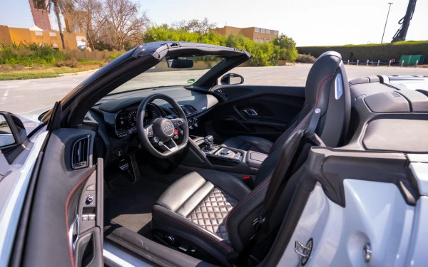  White Audi R8 Spyder Photo 