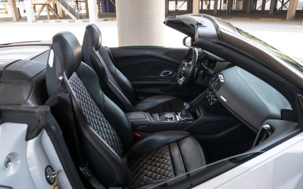  White Audi R8 Spyder Photo 