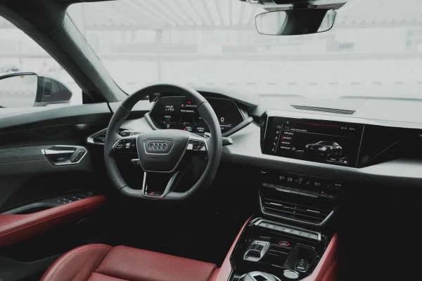  White RS E-tron GT Photo 